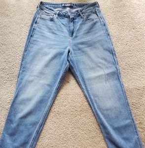 Hollister Curvy Highwaist Mom Jean